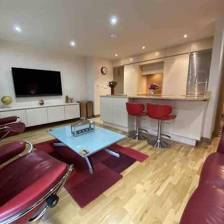 Lovely 2 Double Bedroom Flat With Patio Manchester Dış mekan fotoğraf