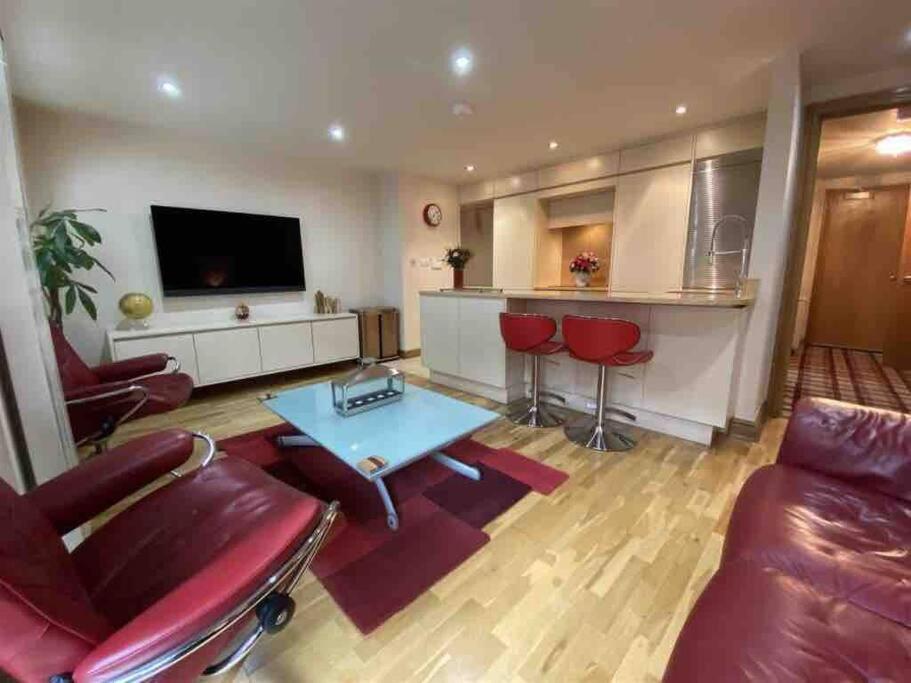 Lovely 2 Double Bedroom Flat With Patio Manchester Dış mekan fotoğraf
