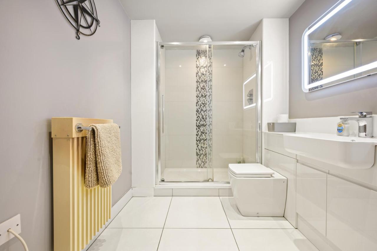 Lovely 2 Double Bedroom Flat With Patio Manchester Dış mekan fotoğraf