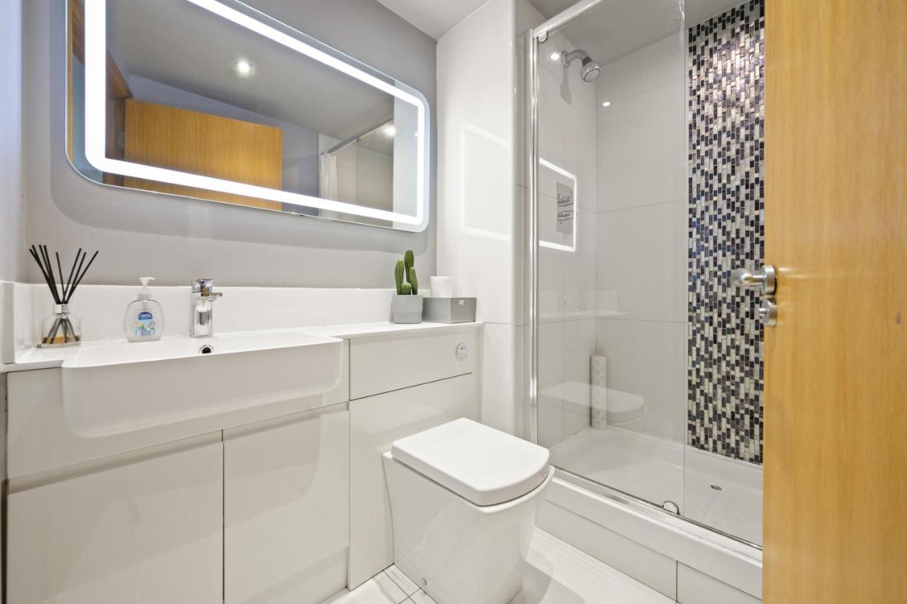 Lovely 2 Double Bedroom Flat With Patio Manchester Dış mekan fotoğraf