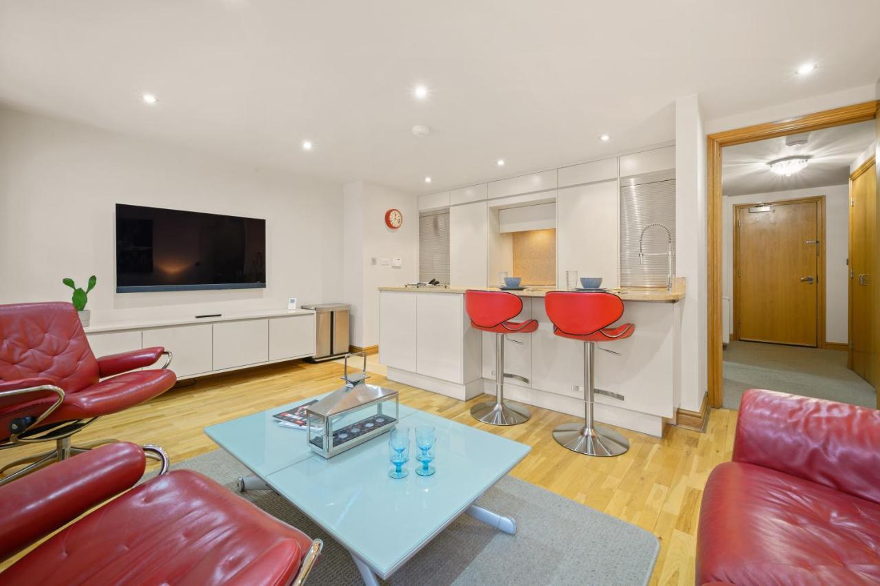 Lovely 2 Double Bedroom Flat With Patio Manchester Dış mekan fotoğraf