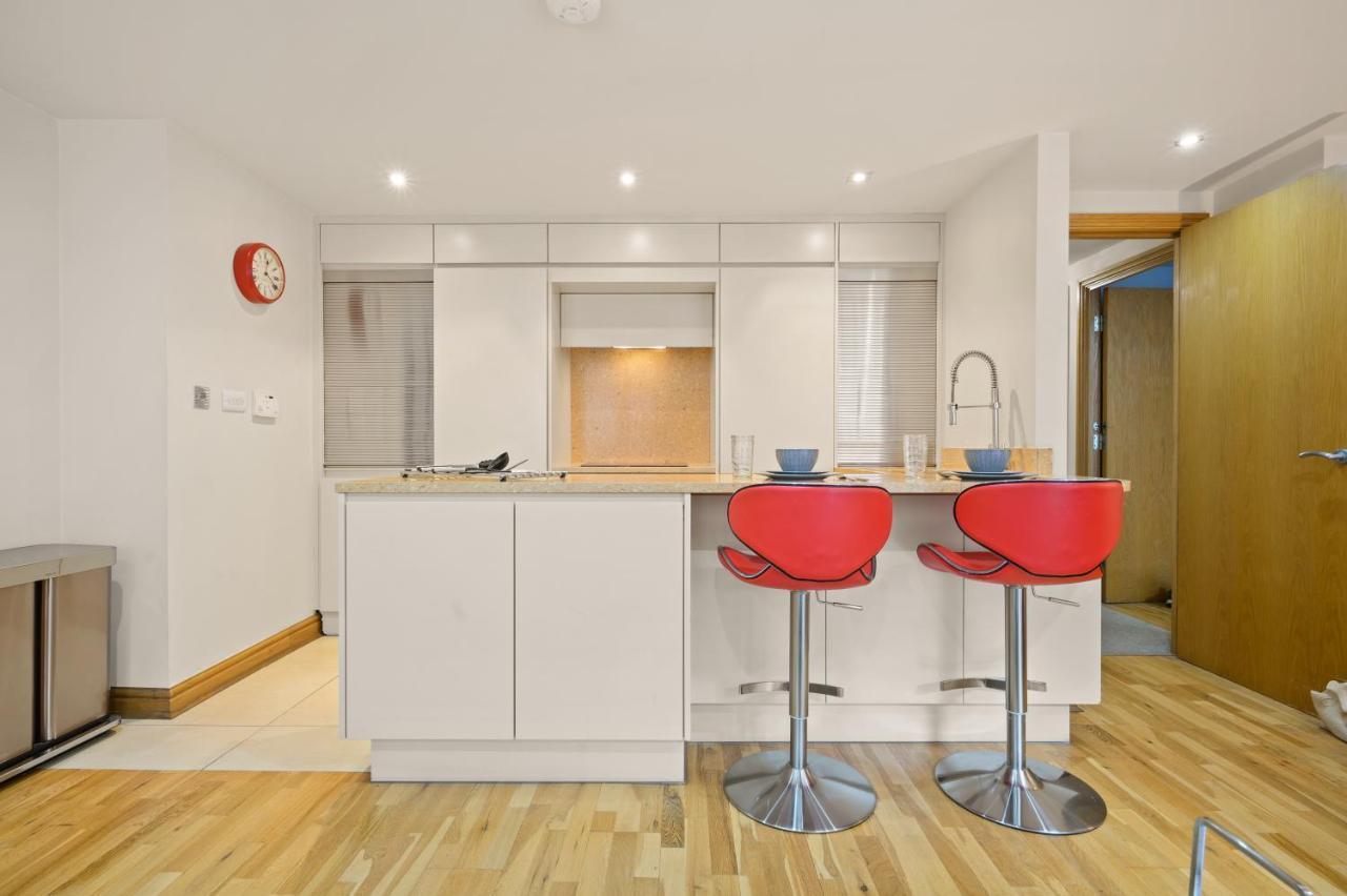 Lovely 2 Double Bedroom Flat With Patio Manchester Dış mekan fotoğraf